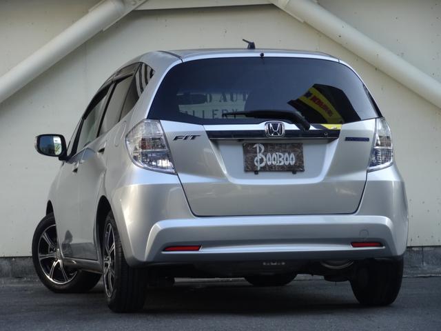 フィットハイブリッド スマートセレクション　スカイルーフ　クルーズコントロール　スマートキー　純正ＨＤＤナビ　フルセグＴＶ　Ｂカメラ　ステリモ　ＥＴＣ　ＨＩＤ　オートライト　社外１５インチＡＷ（5枚目）