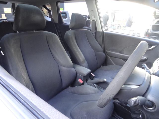 フィットハイブリッド スマートセレクション　スカイルーフ　クルーズコントロール　スマートキー　純正ＨＤＤナビ　フルセグＴＶ　Ｂカメラ　ステリモ　ＥＴＣ　ＨＩＤ　オートライト　社外１５インチＡＷ（10枚目）