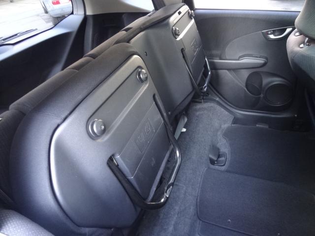 フィットハイブリッド スマートセレクション　スカイルーフ　クルーズコントロール　スマートキー　純正ＨＤＤナビ　フルセグＴＶ　Ｂカメラ　ステリモ　ＥＴＣ　ＨＩＤ　オートライト　社外１５インチＡＷ（12枚目）