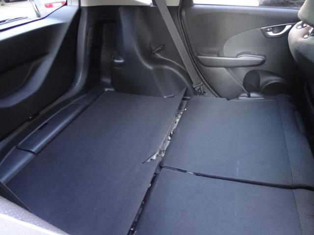 フィットハイブリッド スマートセレクション　スカイルーフ　クルーズコントロール　スマートキー　純正ＨＤＤナビ　フルセグＴＶ　Ｂカメラ　ステリモ　ＥＴＣ　ＨＩＤ　オートライト　社外１５インチＡＷ（13枚目）