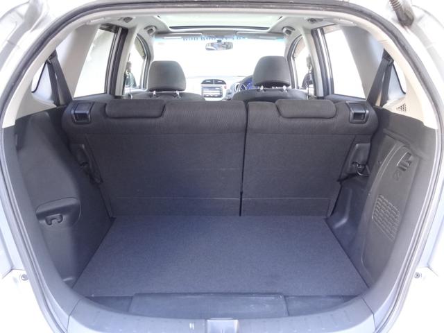 フィットハイブリッド スマートセレクション　スカイルーフ　クルーズコントロール　スマートキー　純正ＨＤＤナビ　フルセグＴＶ　Ｂカメラ　ステリモ　ＥＴＣ　ＨＩＤ　オートライト　社外１５インチＡＷ（14枚目）