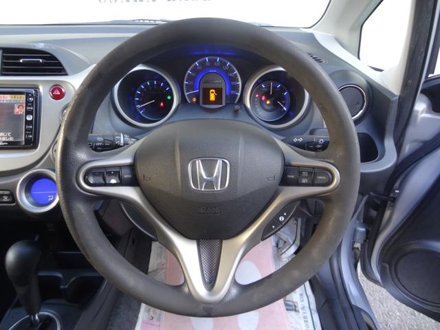 フィットハイブリッド スマートセレクション　スカイルーフ　クルーズコントロール　スマートキー　純正ＨＤＤナビ　フルセグＴＶ　Ｂカメラ　ステリモ　ＥＴＣ　ＨＩＤ　オートライト　社外１５インチＡＷ（16枚目）