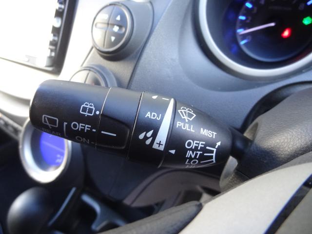 フィットハイブリッド スマートセレクション　スカイルーフ　クルーズコントロール　スマートキー　純正ＨＤＤナビ　フルセグＴＶ　Ｂカメラ　ステリモ　ＥＴＣ　ＨＩＤ　オートライト　社外１５インチＡＷ（17枚目）