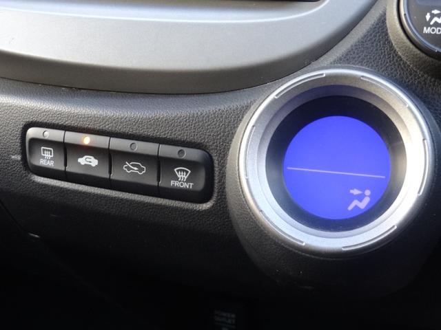 フィットハイブリッド スマートセレクション　スカイルーフ　クルーズコントロール　スマートキー　純正ＨＤＤナビ　フルセグＴＶ　Ｂカメラ　ステリモ　ＥＴＣ　ＨＩＤ　オートライト　社外１５インチＡＷ（27枚目）