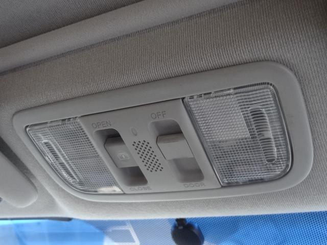 フィットハイブリッド スマートセレクション　スカイルーフ　クルーズコントロール　スマートキー　純正ＨＤＤナビ　フルセグＴＶ　Ｂカメラ　ステリモ　ＥＴＣ　ＨＩＤ　オートライト　社外１５インチＡＷ（28枚目）