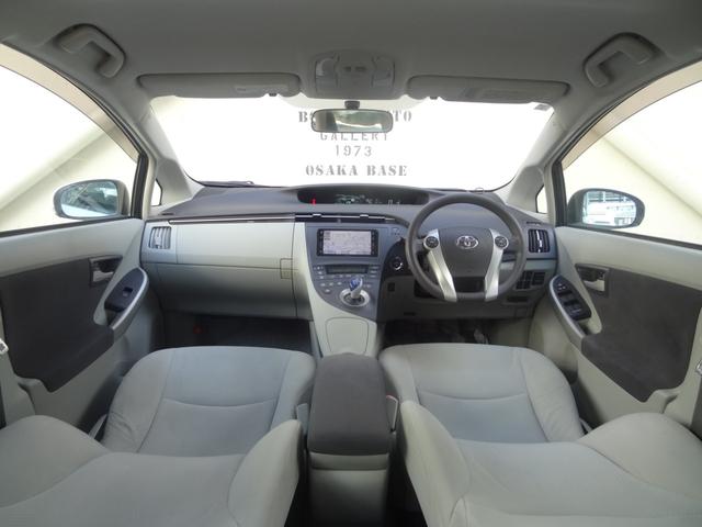 プリウス Ｓ　スマートキー　Ｐスタート　純正ＡＷ　純正ＨＤＤナビ　バックカメラ　フロントカメラ　Ｂｌｕｅｔｏｏｔｈ　ＣＤ　ＤＶＤフルセグ　ＥＴＣ　オートライト　オートエアコン　Ｆフォグ　ステリモ（3枚目）