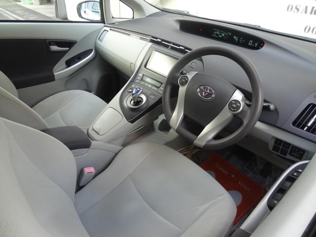 プリウス Ｓ　スマートキー　Ｐスタート　純正ＡＷ　純正ＨＤＤナビ　バックカメラ　フロントカメラ　Ｂｌｕｅｔｏｏｔｈ　ＣＤ　ＤＶＤフルセグ　ＥＴＣ　オートライト　オートエアコン　Ｆフォグ　ステリモ（8枚目）