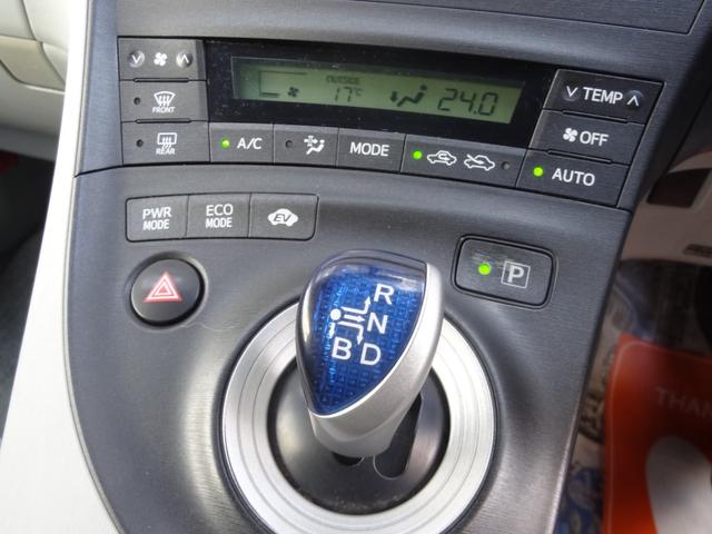 プリウス Ｓ　スマートキー　Ｐスタート　純正ＡＷ　純正ＨＤＤナビ　バックカメラ　フロントカメラ　Ｂｌｕｅｔｏｏｔｈ　ＣＤ　ＤＶＤフルセグ　ＥＴＣ　オートライト　オートエアコン　Ｆフォグ　ステリモ（22枚目）