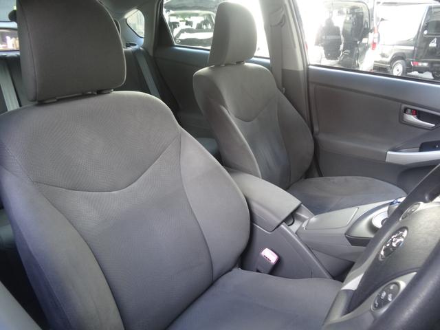 プリウス Ｓ　スマートキー　Ｐスタート　純正ＡＷ　カロツエリアナビ　Ｆフォグ　バックカメラ　ＥＴＣ　ＣＤ　ＤＶＤ　オートライト　オートエアコン（9枚目）