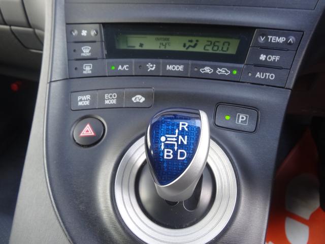 プリウス Ｓ　スマートキー　Ｐスタート　純正ＡＷ　カロツエリアナビ　Ｆフォグ　バックカメラ　ＥＴＣ　ＣＤ　ＤＶＤ　オートライト　オートエアコン（24枚目）