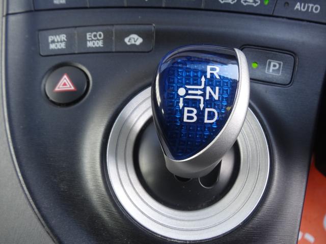 プリウス Ｓ　スマートキー　Ｐスタート　純正ＡＷ　カロツエリアナビ　Ｆフォグ　バックカメラ　ＥＴＣ　ＣＤ　ＤＶＤ　オートライト　オートエアコン（26枚目）