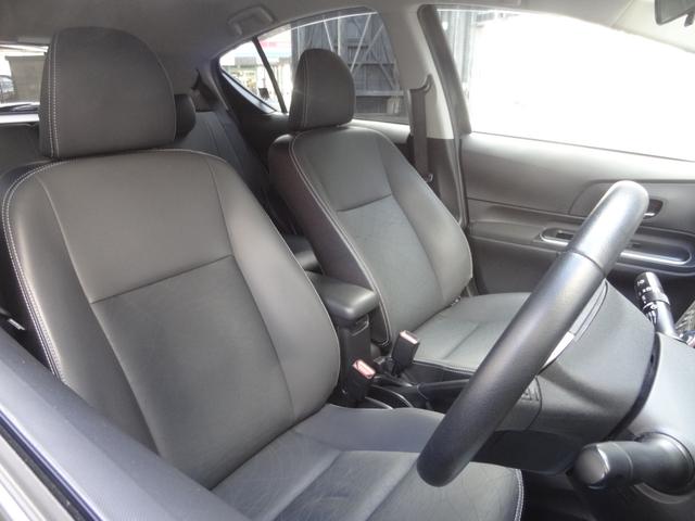 アクア Ｇブラックソフトレザーセレクション　ワンオーナー　ディーラー記録簿　合皮レザー　スマートキー　Ｐスタート　革巻ハンドル　純正ナビ　Ｂカメ　ＢＴ接続　フルセグ　ｉストップ　オートライト　オートエアコン　ＥＴＣ（8枚目）