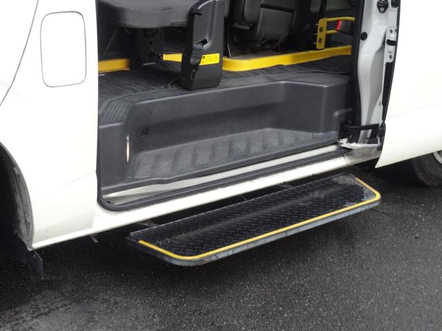 レジアスエースバン ＤＸ　車椅子仕様車　Ｂタイプ　スイングアームリフト　左側パワースライドドア　オートステップ　車椅子２基　純正ＳＤナビ　バックカメラ　Ｂｌｕｅｔｏｏｔｈ　パワーウィンドウ　コーナーセンサー　電格ミラー（10枚目）