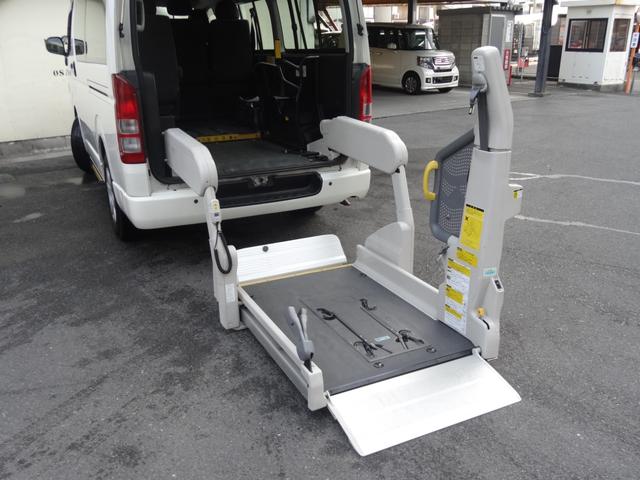 レジアスエースバン ＤＸ　車椅子仕様車　Ｂタイプ　スイングアームリフト　左側パワースライドドア　オートステップ　車椅子２基　純正ＳＤナビ　バックカメラ　Ｂｌｕｅｔｏｏｔｈ　パワーウィンドウ　コーナーセンサー　電格ミラー（11枚目）