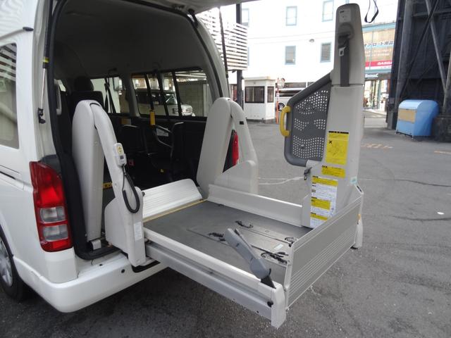 レジアスエースバン ＤＸ　車椅子仕様車　Ｂタイプ　スイングアームリフト　左側パワースライドドア　オートステップ　車椅子２基　純正ＳＤナビ　バックカメラ　Ｂｌｕｅｔｏｏｔｈ　パワーウィンドウ　コーナーセンサー　電格ミラー（12枚目）