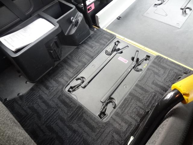 レジアスエースバン ＤＸ　車椅子仕様車　Ｂタイプ　スイングアームリフト　左側パワースライドドア　オートステップ　車椅子２基　純正ＳＤナビ　バックカメラ　Ｂｌｕｅｔｏｏｔｈ　パワーウィンドウ　コーナーセンサー　電格ミラー（22枚目）