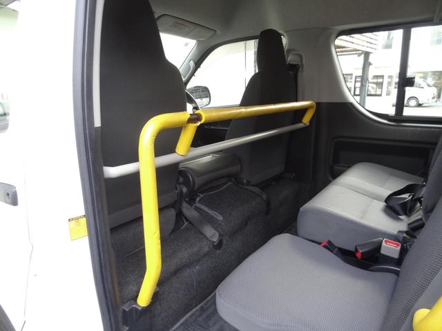 レジアスエースバン ＤＸ　車椅子仕様車　Ｂタイプ　スイングアームリフト　左側パワースライドドア　オートステップ　車椅子２基　純正ＳＤナビ　バックカメラ　Ｂｌｕｅｔｏｏｔｈ　パワーウィンドウ　コーナーセンサー　電格ミラー（24枚目）