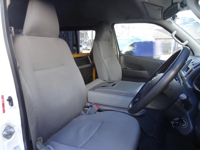 ハイエースバン ロングＤＸ車イス仕様Ｂタイプ　ルーフサイドウィンドウ無し　福祉車両　乗降用土台昇降装置　車イス電動固定装置　１０人乗り　オートステップ　左側スライドドア　集中ドアロック　純正オーディオ（9枚目）