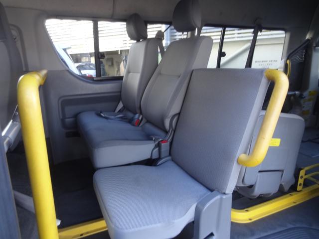 ハイエースバン ロングＤＸ車イス仕様Ｂタイプ　ルーフサイドウィンドウ無し　福祉車両　乗降用土台昇降装置　車イス電動固定装置　１０人乗り　オートステップ　左側スライドドア　集中ドアロック　純正オーディオ（12枚目）