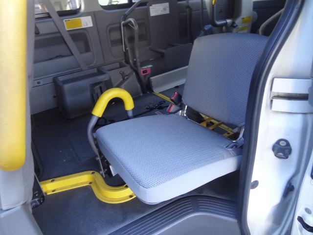 ハイエースバン ロングＤＸ車イス仕様Ｂタイプ　ルーフサイドウィンドウ無し　福祉車両　乗降用土台昇降装置　車イス電動固定装置　１０人乗り　オートステップ　左側スライドドア　集中ドアロック　純正オーディオ（13枚目）