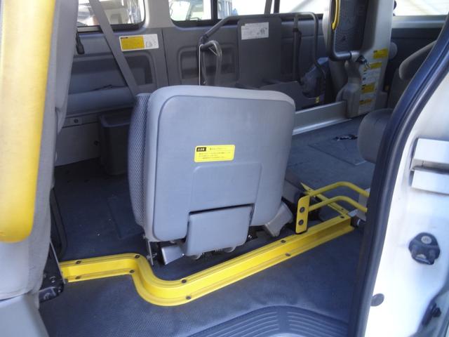 ハイエースバン ロングＤＸ車イス仕様Ｂタイプ　ルーフサイドウィンドウ無し　福祉車両　乗降用土台昇降装置　車イス電動固定装置　１０人乗り　オートステップ　左側スライドドア　集中ドアロック　純正オーディオ（14枚目）