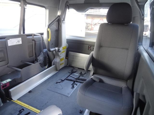 ハイエースバン ロングＤＸ車イス仕様Ｂタイプ　ルーフサイドウィンドウ無し　福祉車両　乗降用土台昇降装置　車イス電動固定装置　１０人乗り　オートステップ　左側スライドドア　集中ドアロック　純正オーディオ（15枚目）