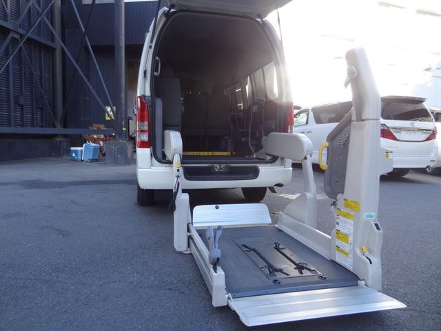 ハイエースバン ロングＤＸ車イス仕様Ｂタイプ　ルーフサイドウィンドウ無し　福祉車両　乗降用土台昇降装置　車イス電動固定装置　１０人乗り　オートステップ　左側スライドドア　集中ドアロック　純正オーディオ（17枚目）