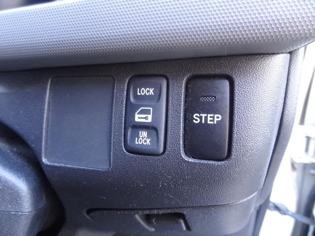 ハイエースバン ロングＤＸ車イス仕様Ｂタイプ　ルーフサイドウィンドウ無し　福祉車両　乗降用土台昇降装置　車イス電動固定装置　１０人乗り　オートステップ　左側スライドドア　集中ドアロック　純正オーディオ（24枚目）