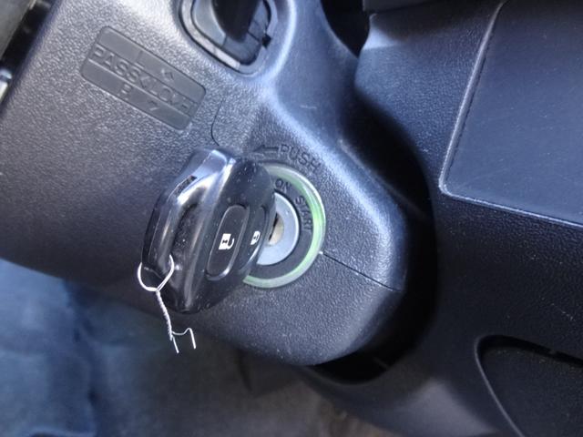 ハイエースバン ロングＤＸ車イス仕様Ｂタイプ　ルーフサイドウィンドウ無し　福祉車両　乗降用土台昇降装置　車イス電動固定装置　１０人乗り　オートステップ　左側スライドドア　集中ドアロック　純正オーディオ（25枚目）