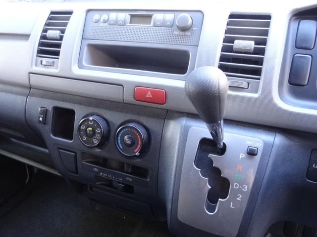 ハイエースバン ロングＤＸ車イス仕様Ｂタイプ　ルーフサイドウィンドウ無し　福祉車両　乗降用土台昇降装置　車イス電動固定装置　１０人乗り　オートステップ　左側スライドドア　集中ドアロック　純正オーディオ（26枚目）