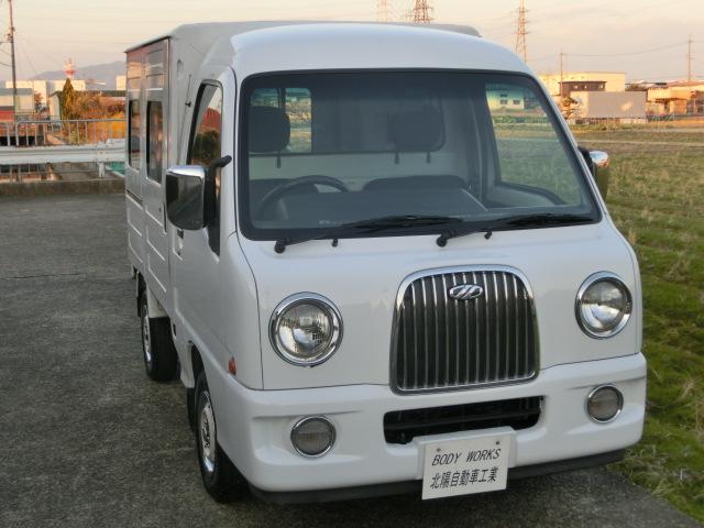 サンバートラック JA パネルバンボディ クラシックフェイス 4WD 5速マニュアル 走行8.2キロ ブルーボカシガラス エアコン パワステ キーレス エアバック バックカメラ ドアスピーカー 純正ホイール×メッキリム(3枚目)