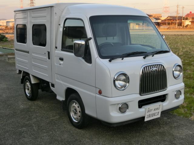 サンバートラック JA パネルバンボディ クラシックフェイス 4WD 5速マニュアル 走行8.2キロ ブルーボカシガラス エアコン パワステ キーレス エアバック バックカメラ ドアスピーカー 純正ホイール×メッキリム(4枚目)