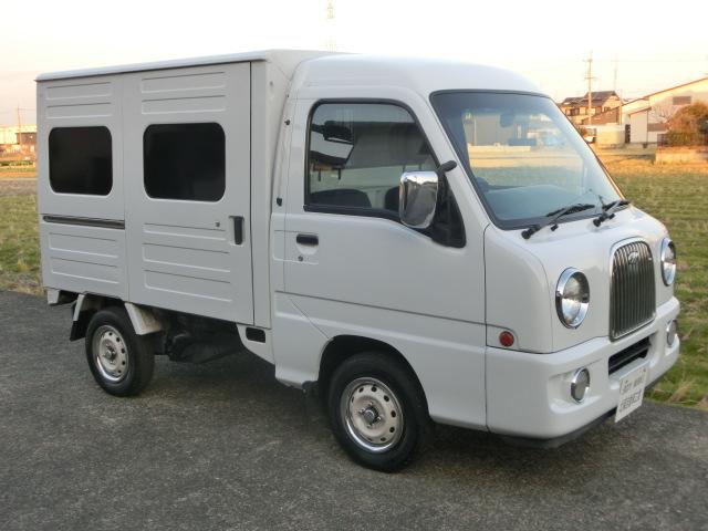 サンバートラック JA パネルバンボディ クラシックフェイス 4WD 5速マニュアル 走行8.2キロ ブルーボカシガラス エアコン パワステ キーレス エアバック バックカメラ ドアスピーカー 純正ホイール×メッキリム(5枚目)