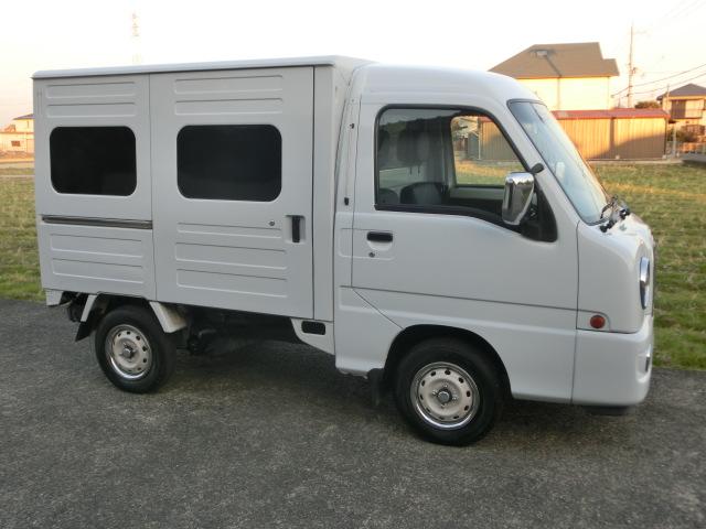 サンバートラック JA パネルバンボディ クラシックフェイス 4WD 5速マニュアル 走行8.2キロ ブルーボカシガラス エアコン パワステ キーレス エアバック バックカメラ ドアスピーカー 純正ホイール×メッキリム(6枚目)