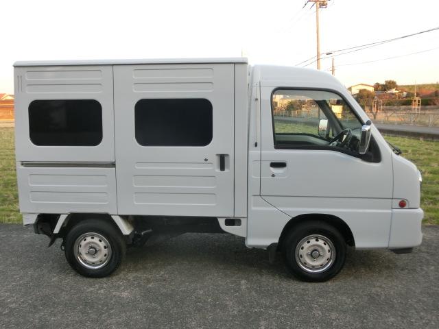 サンバートラック JA パネルバンボディ クラシックフェイス 4WD 5速マニュアル 走行8.2キロ ブルーボカシガラス エアコン パワステ キーレス エアバック バックカメラ ドアスピーカー 純正ホイール×メッキリム(7枚目)