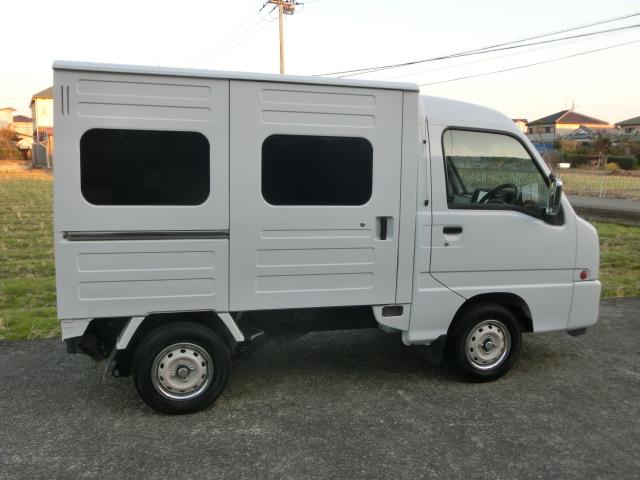 サンバートラック JA パネルバンボディ クラシックフェイス 4WD 5速マニュアル 走行8.2キロ ブルーボカシガラス エアコン パワステ キーレス エアバック バックカメラ ドアスピーカー 純正ホイール×メッキリム(8枚目)