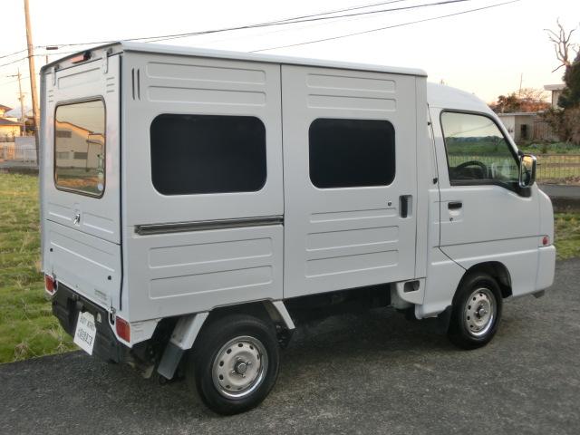 サンバートラック JA パネルバンボディ クラシックフェイス 4WD 5速マニュアル 走行8.2キロ ブルーボカシガラス エアコン パワステ キーレス エアバック バックカメラ ドアスピーカー 純正ホイール×メッキリム(9枚目)