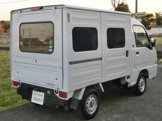 サンバートラック JA パネルバンボディ クラシックフェイス 4WD 5速マニュアル 走行8.2キロ ブルーボカシガラス エアコン パワステ キーレス エアバック バックカメラ ドアスピーカー 純正ホイール×メッキリム(10枚目)