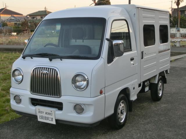 サンバートラック JA パネルバンボディ クラシックフェイス 4WD 5速マニュアル 走行8.2キロ ブルーボカシガラス エアコン パワステ キーレス エアバック バックカメラ ドアスピーカー 純正ホイール×メッキリム(16枚目)