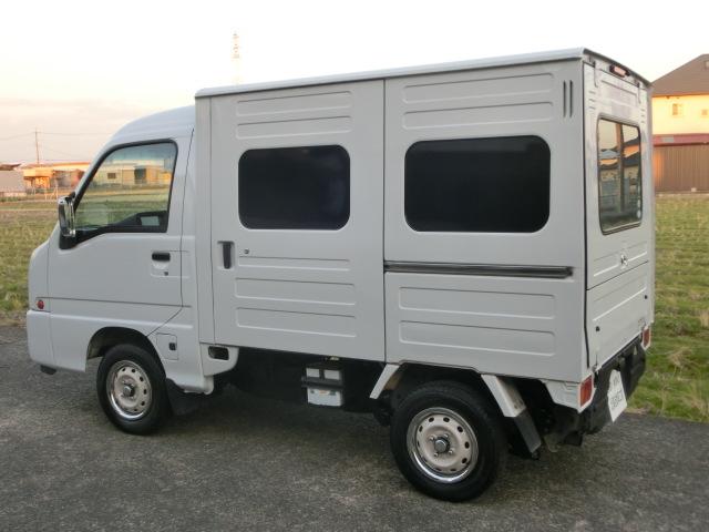 サンバートラック JA パネルバンボディ クラシックフェイス 4WD 5速マニュアル 走行8.2キロ ブルーボカシガラス エアコン パワステ キーレス エアバック バックカメラ ドアスピーカー 純正ホイール×メッキリム(22枚目)