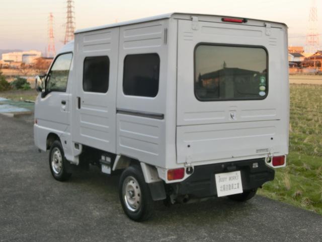 サンバートラック JA パネルバンボディ クラシックフェイス 4WD 5速マニュアル 走行8.2キロ ブルーボカシガラス エアコン パワステ キーレス エアバック バックカメラ ドアスピーカー 純正ホイール×メッキリム(24枚目)