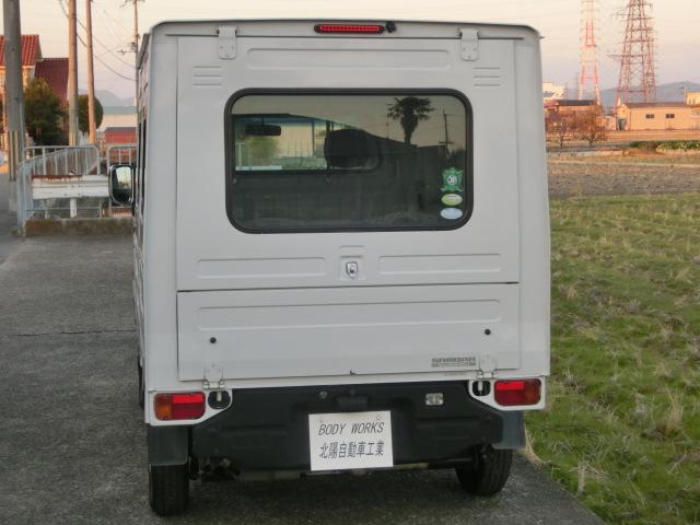 サンバートラック JA パネルバンボディ クラシックフェイス 4WD 5速マニュアル 走行8.2キロ ブルーボカシガラス エアコン パワステ キーレス エアバック バックカメラ ドアスピーカー 純正ホイール×メッキリム(26枚目)