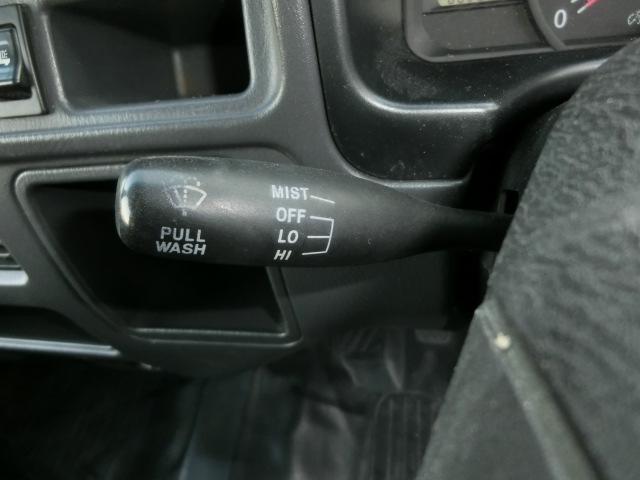 サンバートラック JA パネルバンボディ クラシックフェイス 4WD 5速マニュアル 走行8.2キロ ブルーボカシガラス エアコン パワステ キーレス エアバック バックカメラ ドアスピーカー 純正ホイール×メッキリム(35枚目)