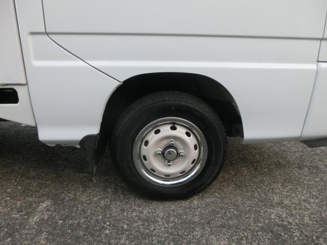 サンバートラック JA パネルバンボディ クラシックフェイス 4WD 5速マニュアル 走行8.2キロ ブルーボカシガラス エアコン パワステ キーレス エアバック バックカメラ ドアスピーカー 純正ホイール×メッキリム(64枚目)