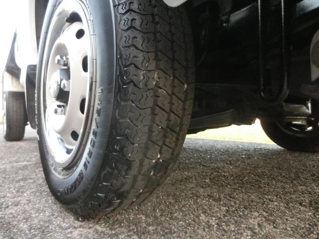 サンバートラック JA パネルバンボディ クラシックフェイス 4WD 5速マニュアル 走行8.2キロ ブルーボカシガラス エアコン パワステ キーレス エアバック バックカメラ ドアスピーカー 純正ホイール×メッキリム(65枚目)