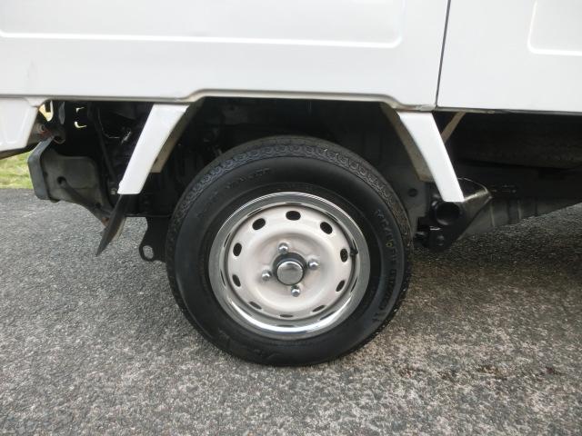 サンバートラック JA パネルバンボディ クラシックフェイス 4WD 5速マニュアル 走行8.2キロ ブルーボカシガラス エアコン パワステ キーレス エアバック バックカメラ ドアスピーカー 純正ホイール×メッキリム(66枚目)