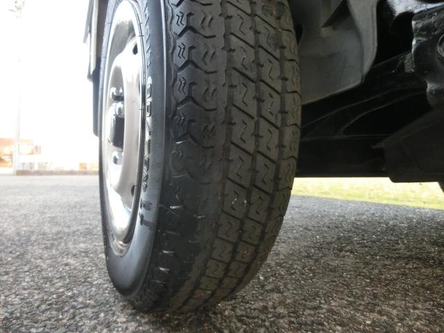 サンバートラック JA パネルバンボディ クラシックフェイス 4WD 5速マニュアル 走行8.2キロ ブルーボカシガラス エアコン パワステ キーレス エアバック バックカメラ ドアスピーカー 純正ホイール×メッキリム(67枚目)