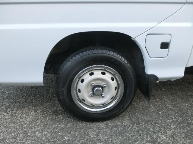 サンバートラック JA パネルバンボディ クラシックフェイス 4WD 5速マニュアル 走行8.2キロ ブルーボカシガラス エアコン パワステ キーレス エアバック バックカメラ ドアスピーカー 純正ホイール×メッキリム(68枚目)