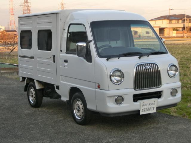 サンバートラック JA パネルバンボディ クラシックフェイス 4WD 5速マニュアル 走行8.2キロ ブルーボカシガラス エアコン パワステ キーレス エアバック バックカメラ ドアスピーカー 純正ホイール×メッキリム(72枚目)