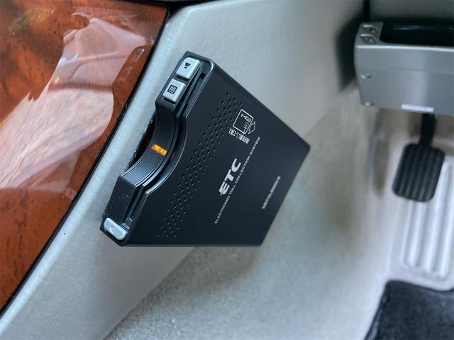 アリスト Ｖ３００　ＥＴＣ　オートクルーズコントロール　ＴＶ　アルミホイール　オートライト　ＨＩＤ　ＡＴ　キーレスエントリー　盗難防止システム　パワーシート　記録簿　衝突安全ボディ　ＡＢＳ　ＥＳＣ　エアコン（8枚目）